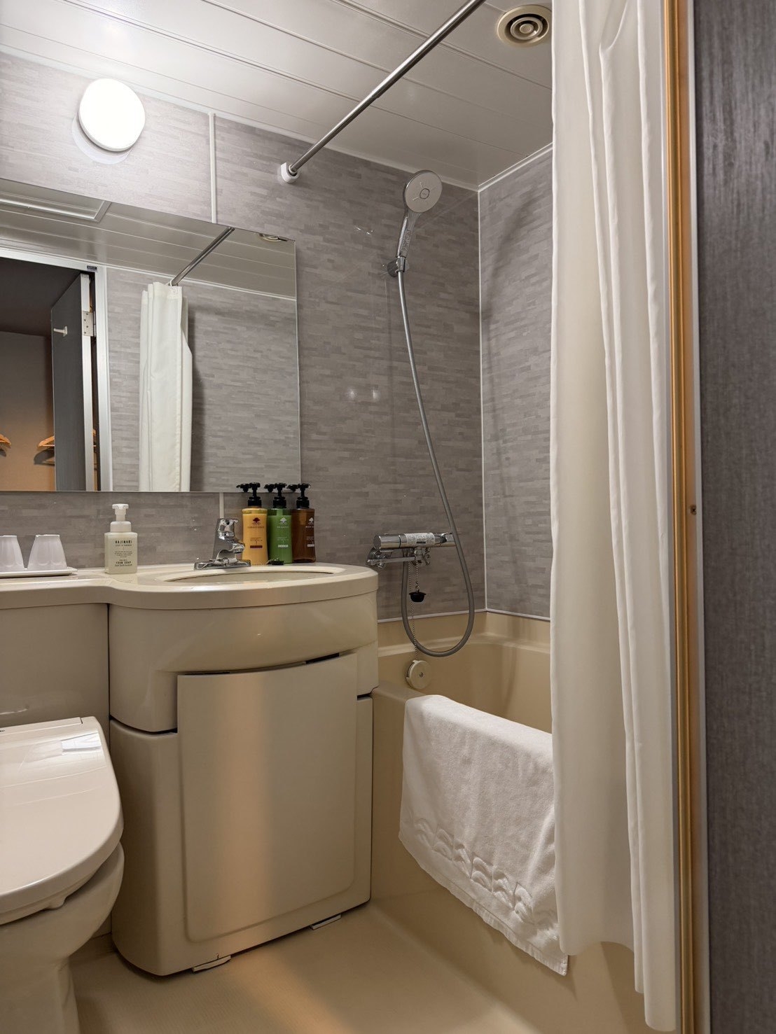 インターネット対応40インチテレビ！広々つくえ・高速Wi-Fi【軽食ビュッフェ付き】