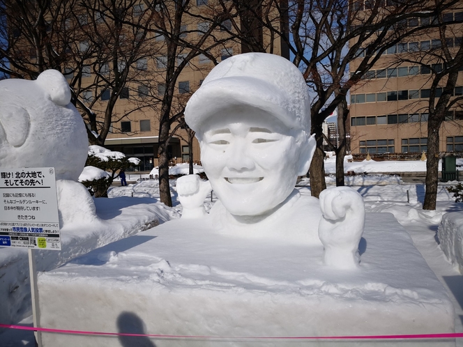 雪まつり 清宮幸太郎雪像