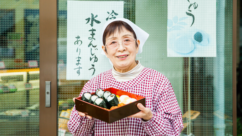 朝食はご近所の和菓子屋さんの手作りおにぎり