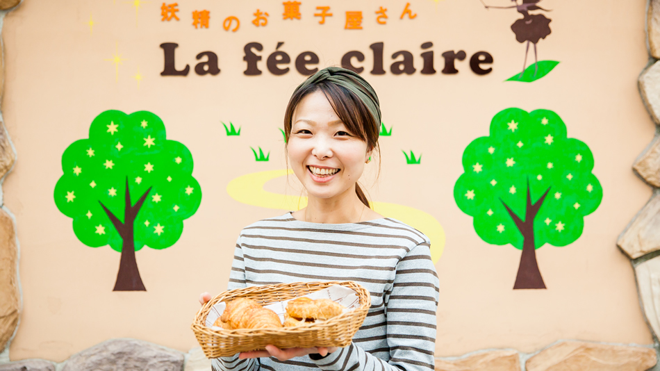 朝食はご近所のケーキ屋さんの焼きたてパン