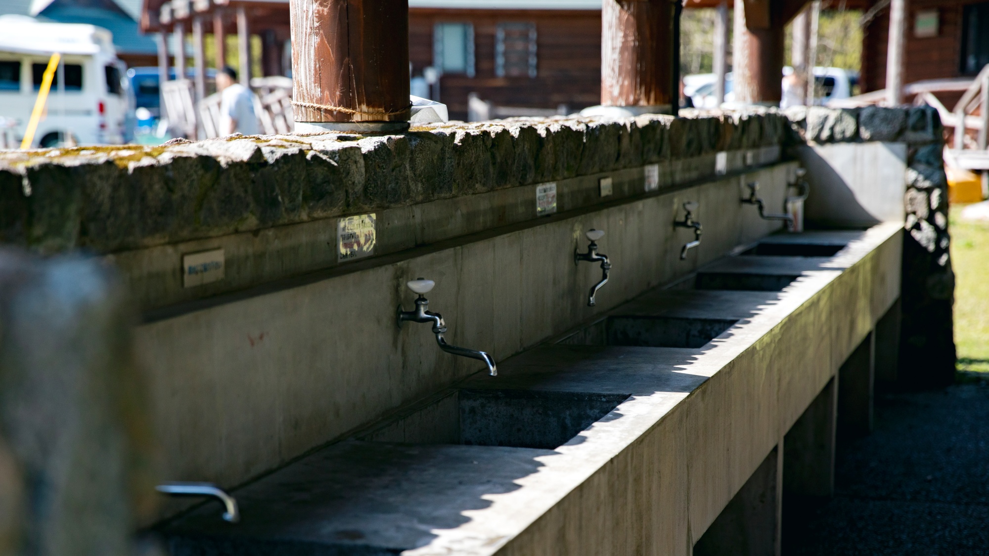 *【炊事場】園内に2か所ございます。蛇口、薪コンロが設備されています。