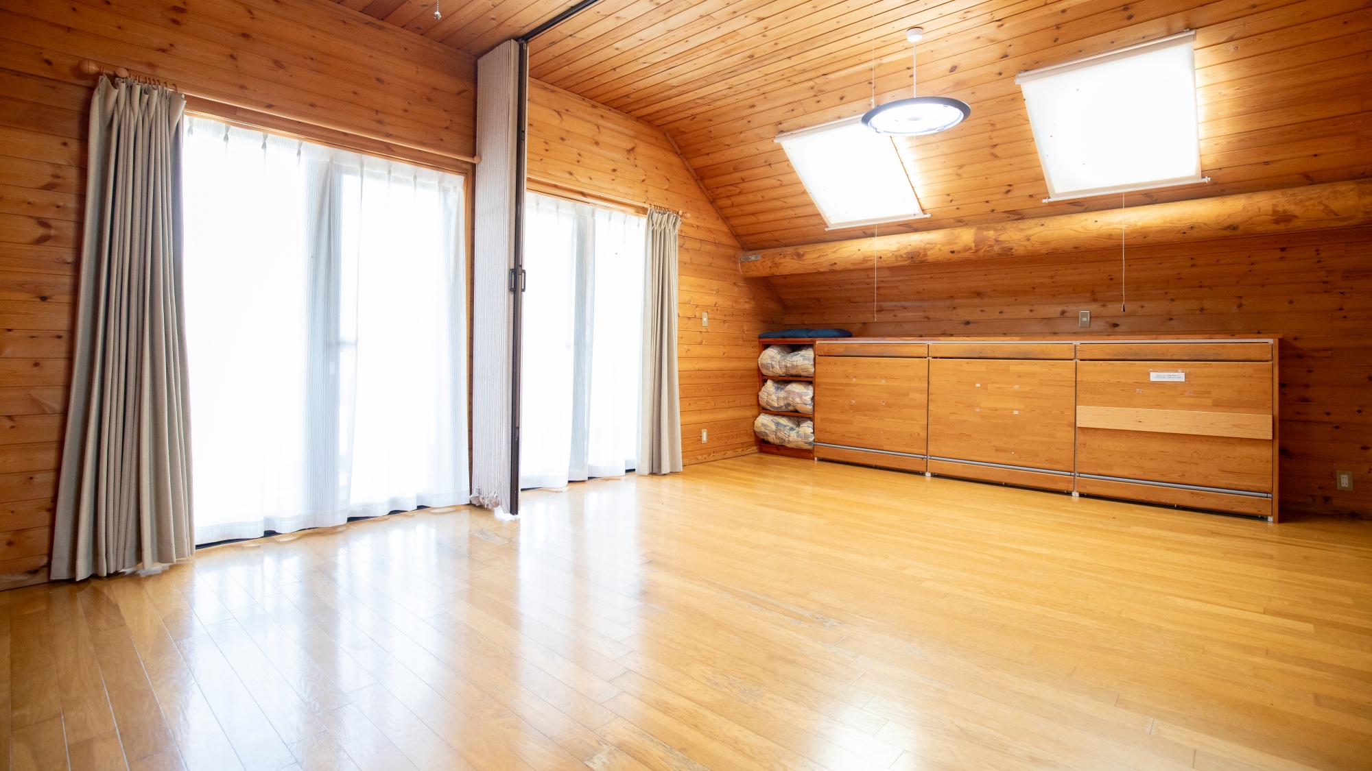 *【ログハウス】仕切りがなく広い室内はグループにピッタリ