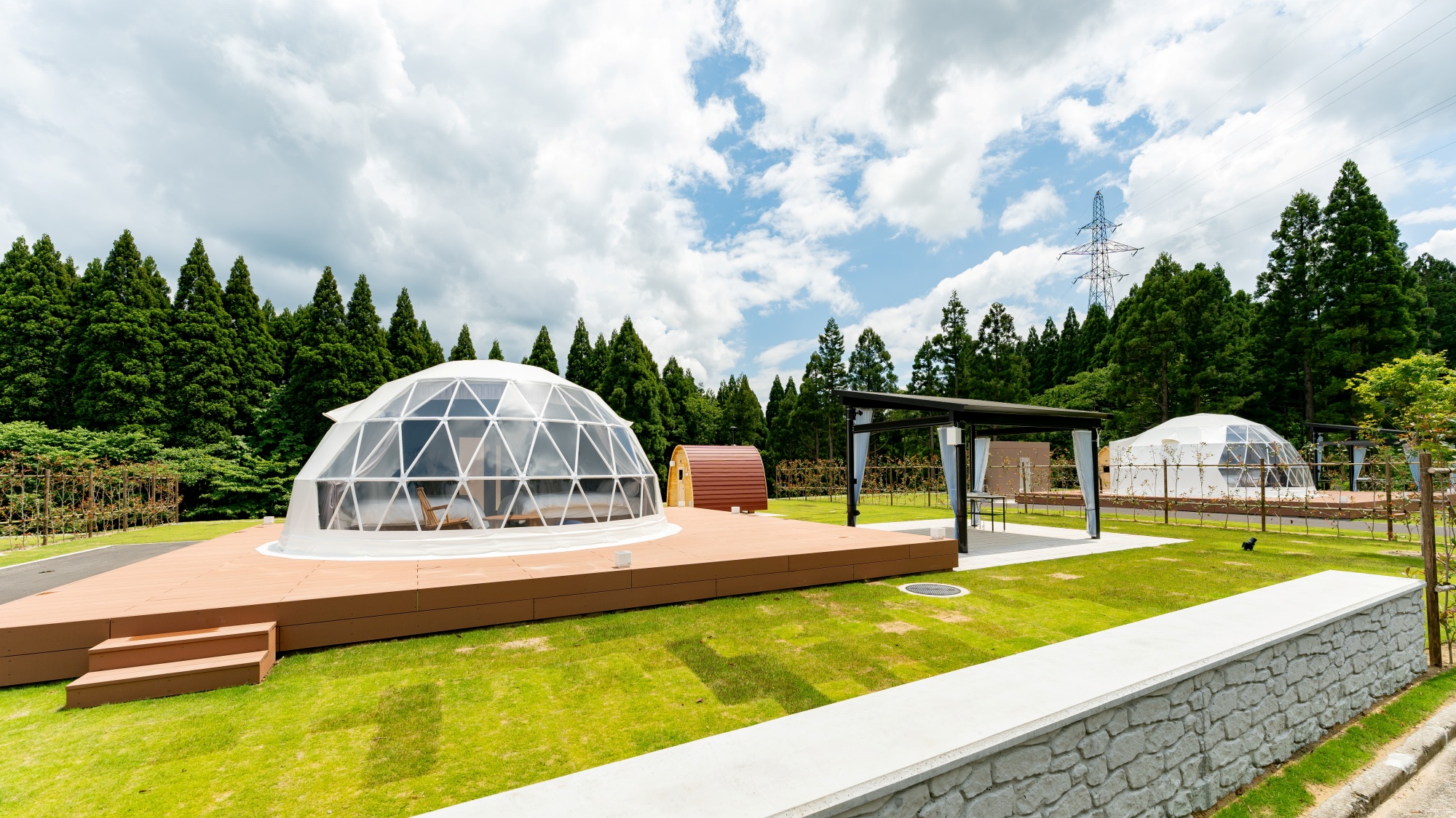 *【グランピング】形の異なるプライベートサウナ＆屋根付BBQハウス付の4人用グランピング