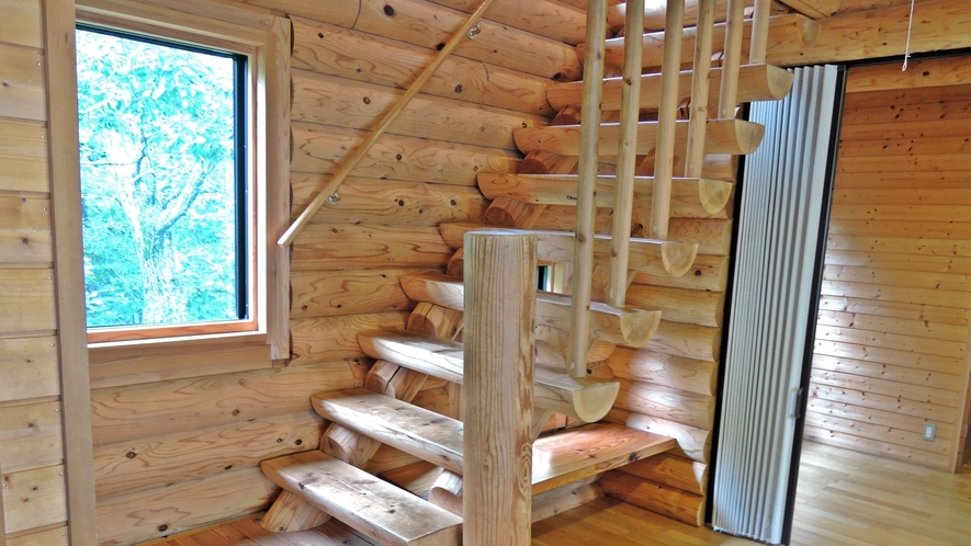 *【ログハウス・階段】床はもちろん、壁や手すりも木を使用