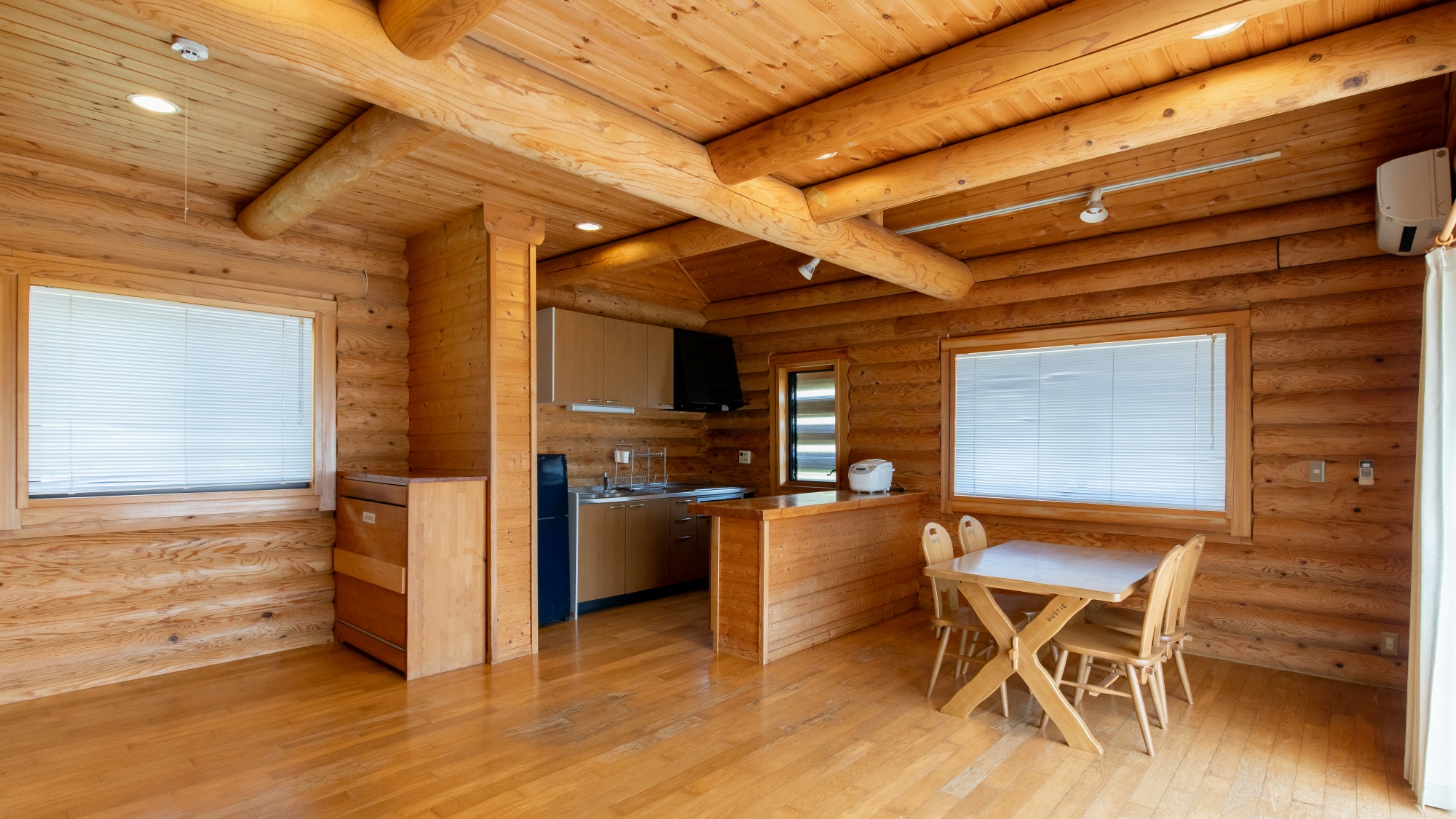 *【ログハウス】キッチン（ＩＨ）、食器、調理器具など揃っているので手ぶらでＯＫ