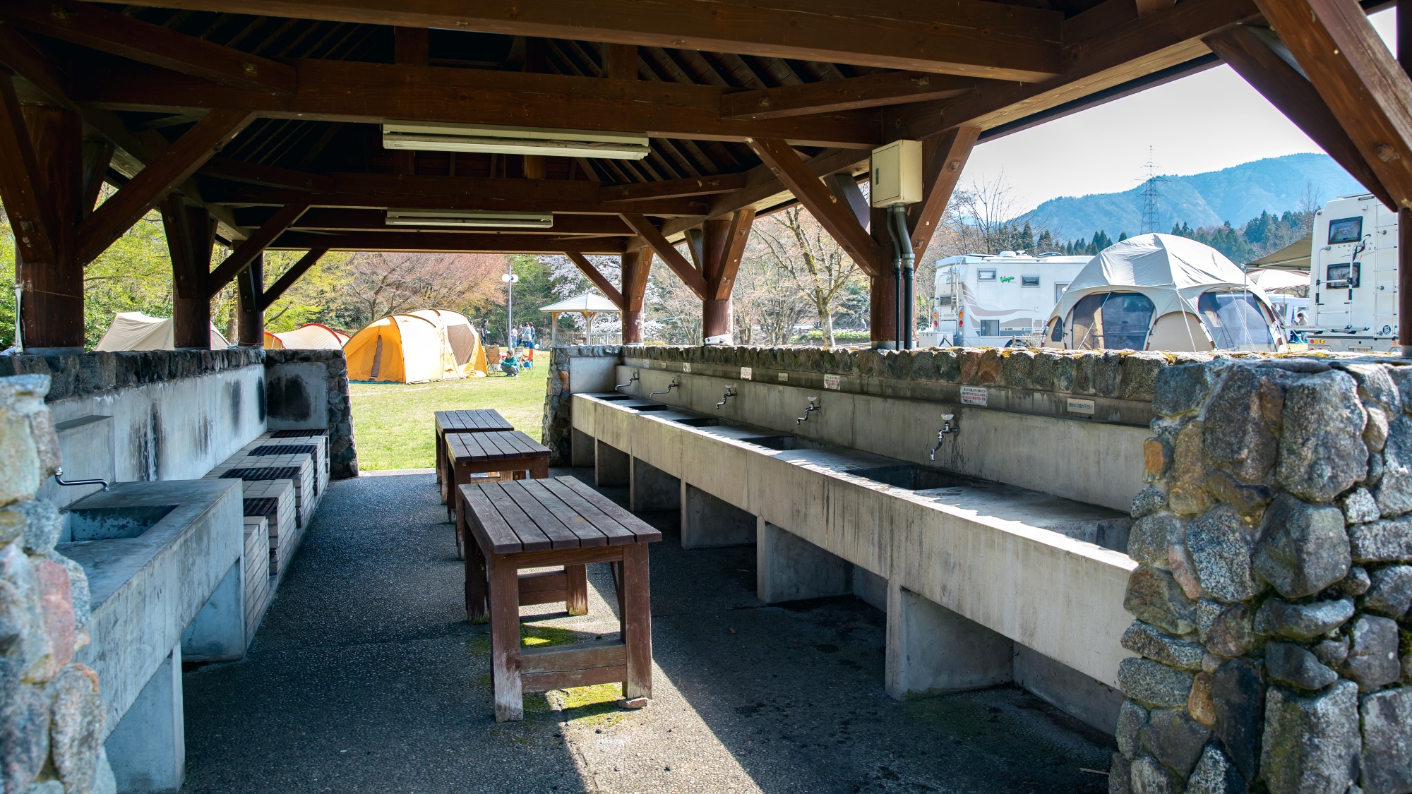 *【炊事場】園内に2か所ございます。蛇口、薪コンロが設備されています。