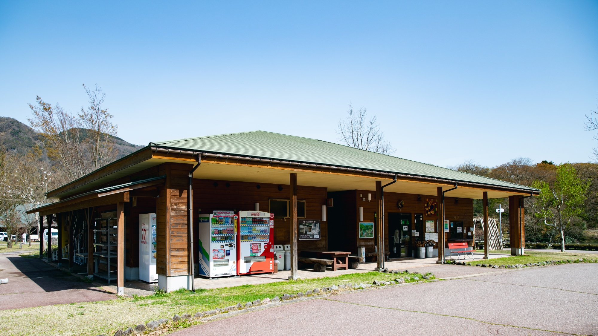 *【管理棟】お菓子、料理に必要な調味料、紙皿や雑貨も取り揃えております