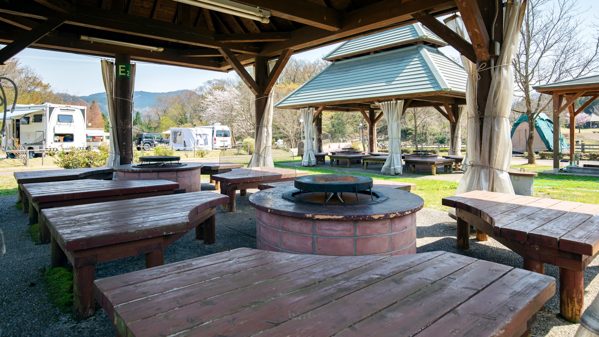 *【バーベキュー棟】1棟につき8名まで！屋根、雨よけカーテン付きで安心