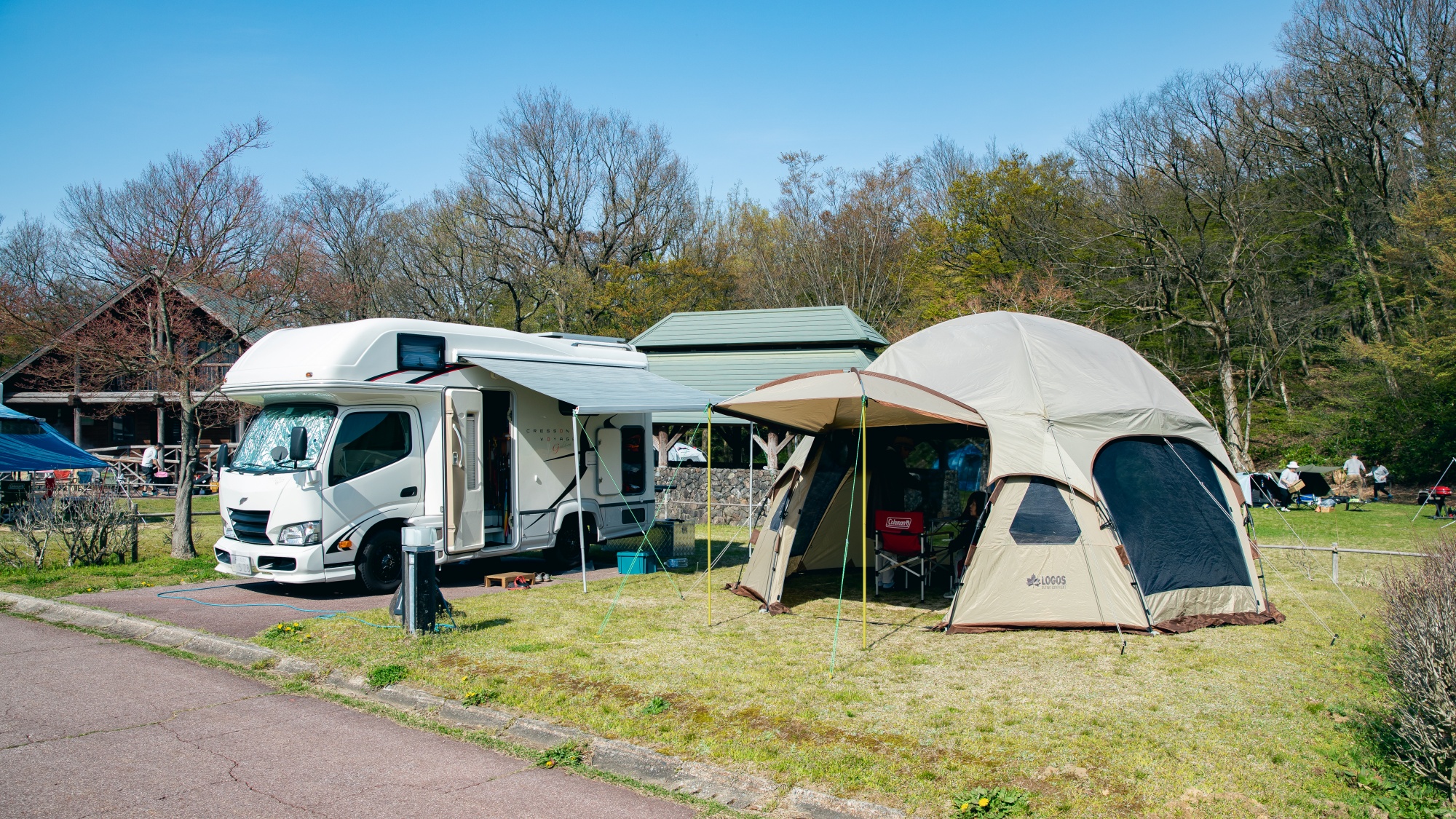 *【オートキャンプサイト】キャンプの隣に車を停められて便利♪