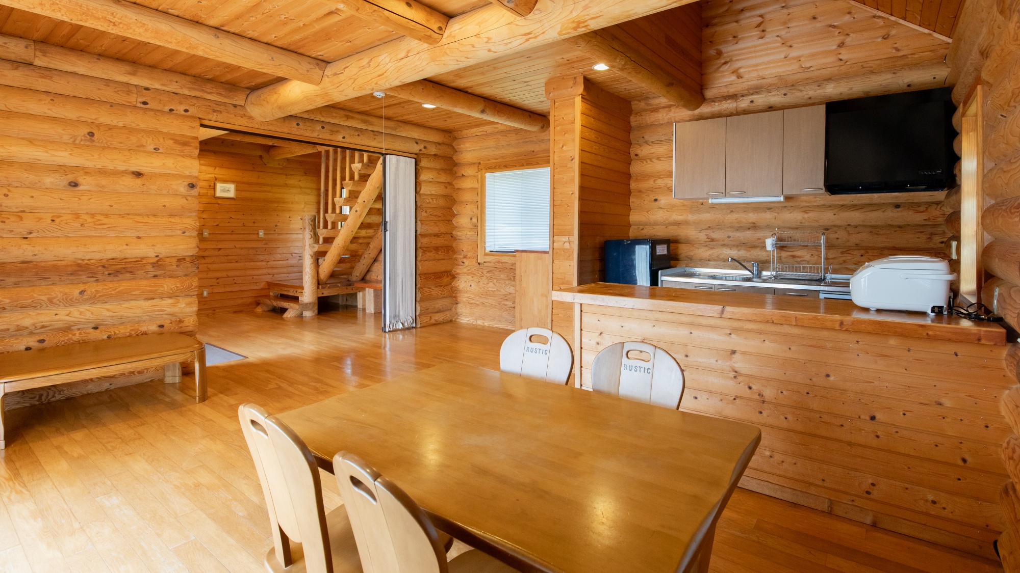 *【ログハウス】冷暖房、セパレートタイプのバストイレを完備！設備充実で別荘気分を