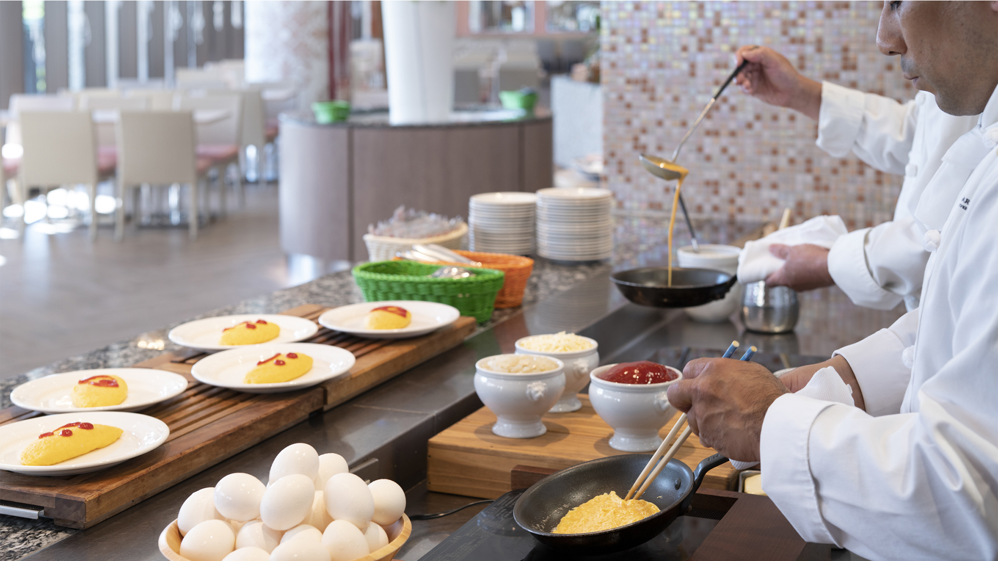 大人気!シェフが目の前で作るオムレツ