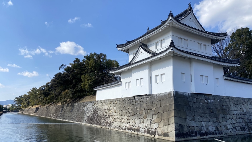 ■二条城■徳川家の栄枯盛衰をはじめ歴史の移り変わりを見守ってきたお城。京都駅から市バスで約20分。