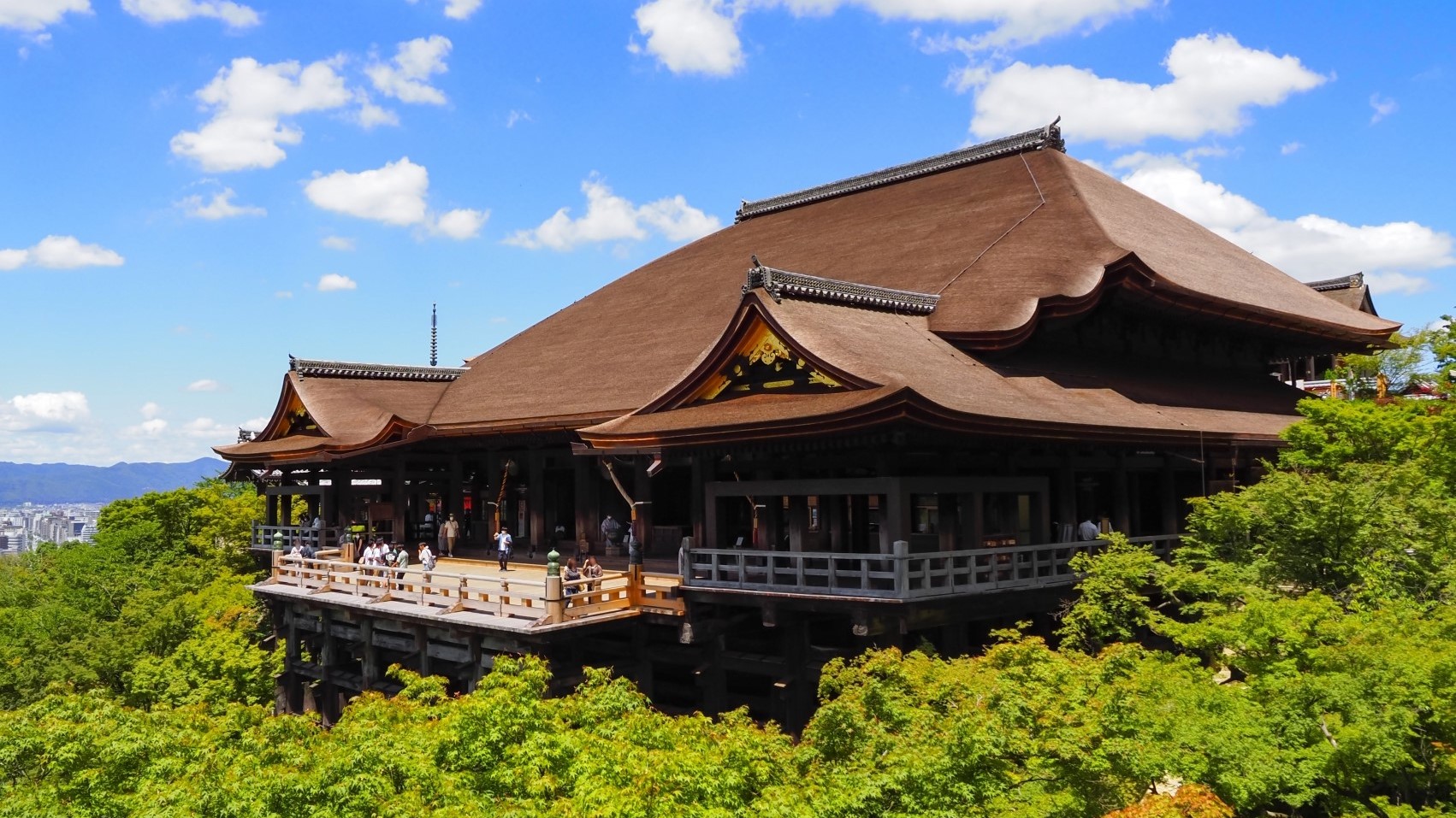 ■清水寺■2020年12月に本堂の檜皮屋根の葺き替えと「清水の舞台」の床板の張り替え工事が完了。