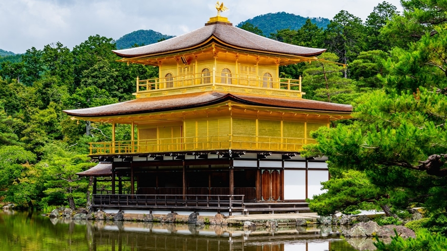 ■金閣寺■ 金色に輝く舎利殿が有名な世界遺産。京都駅から市バスで約30分。
