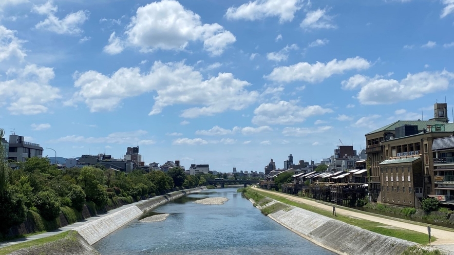 ■夏の鴨川■河川敷に遊歩道が整備され市民の憩いの場に。夏の風物詩・納涼床で有名です。