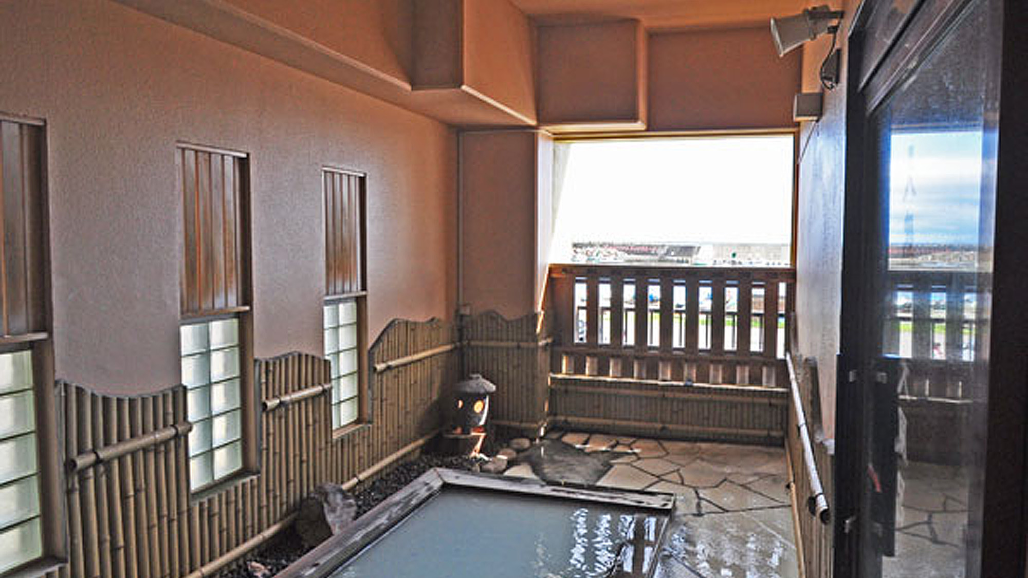 【温泉】浴場からの景色を楽しみながらお寛ぎください