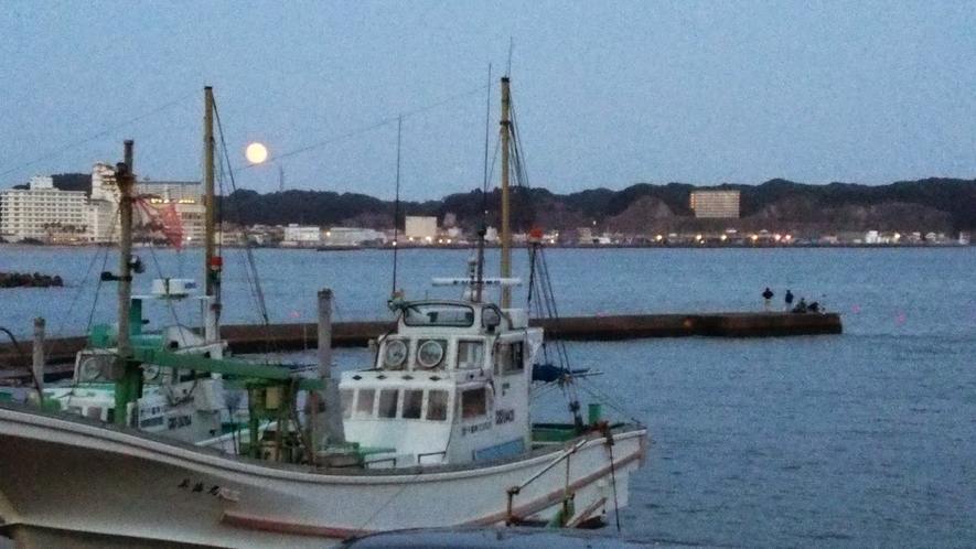 串浜港と月