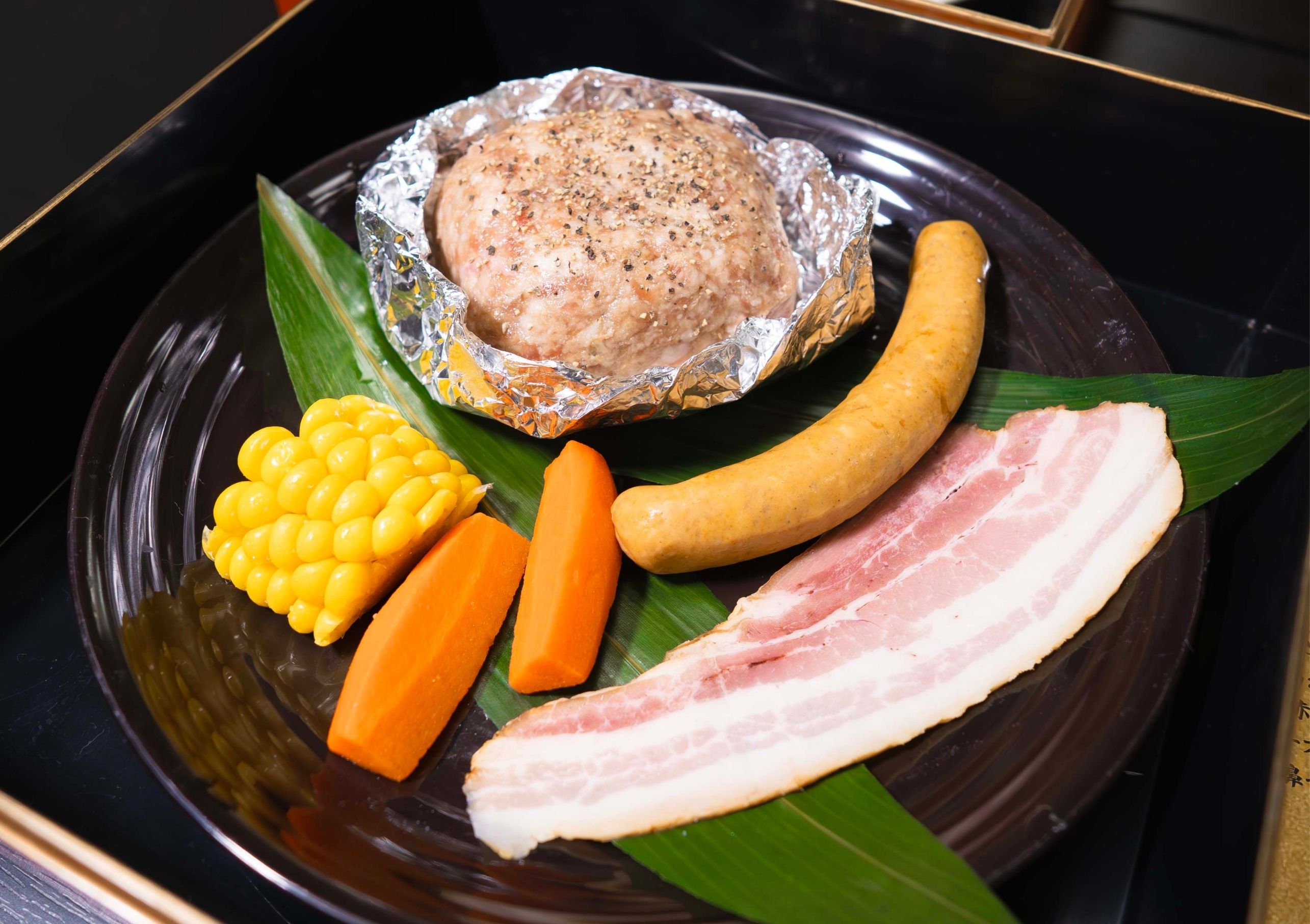 大人のミックスグリル（ハンバーグ、ウインナー、ベーコン）