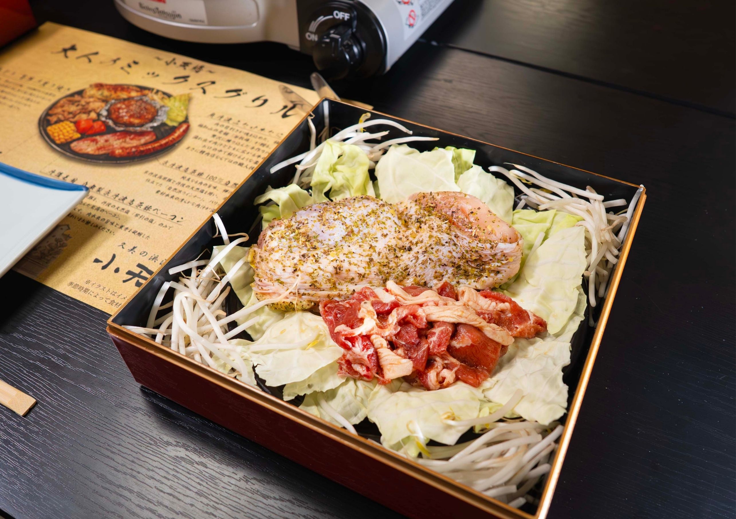 大人のミックスグリル（丹波赤どり 香草焼き、京丹波高原豚 特製タレ仕立て）