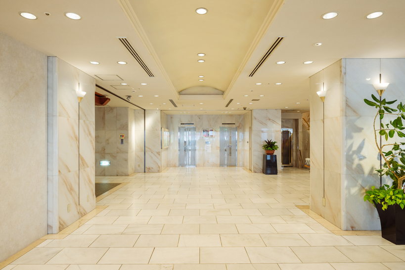 エレベーターはロビー正面にございます