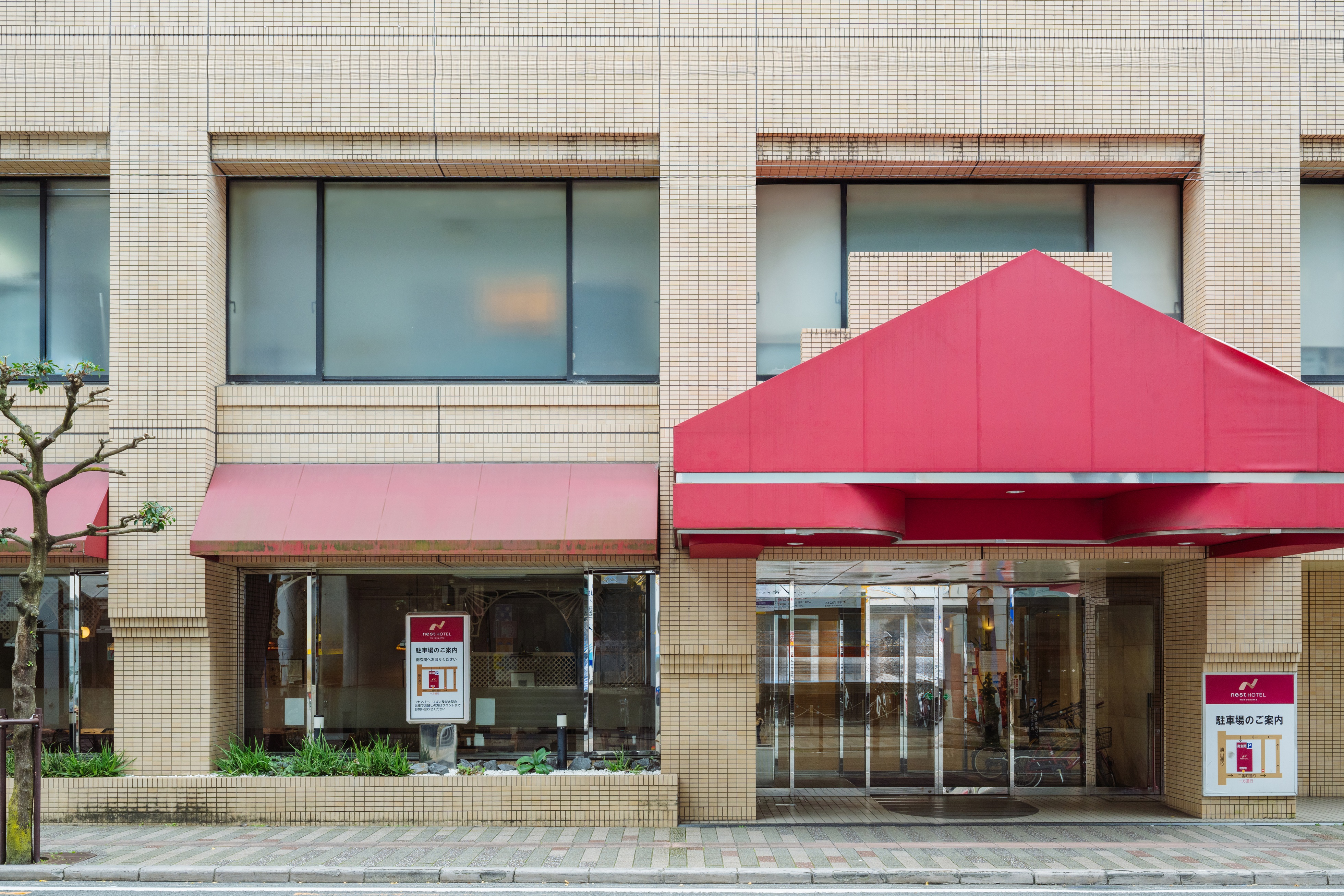 松山の中心地にありコンビニも徒歩1分