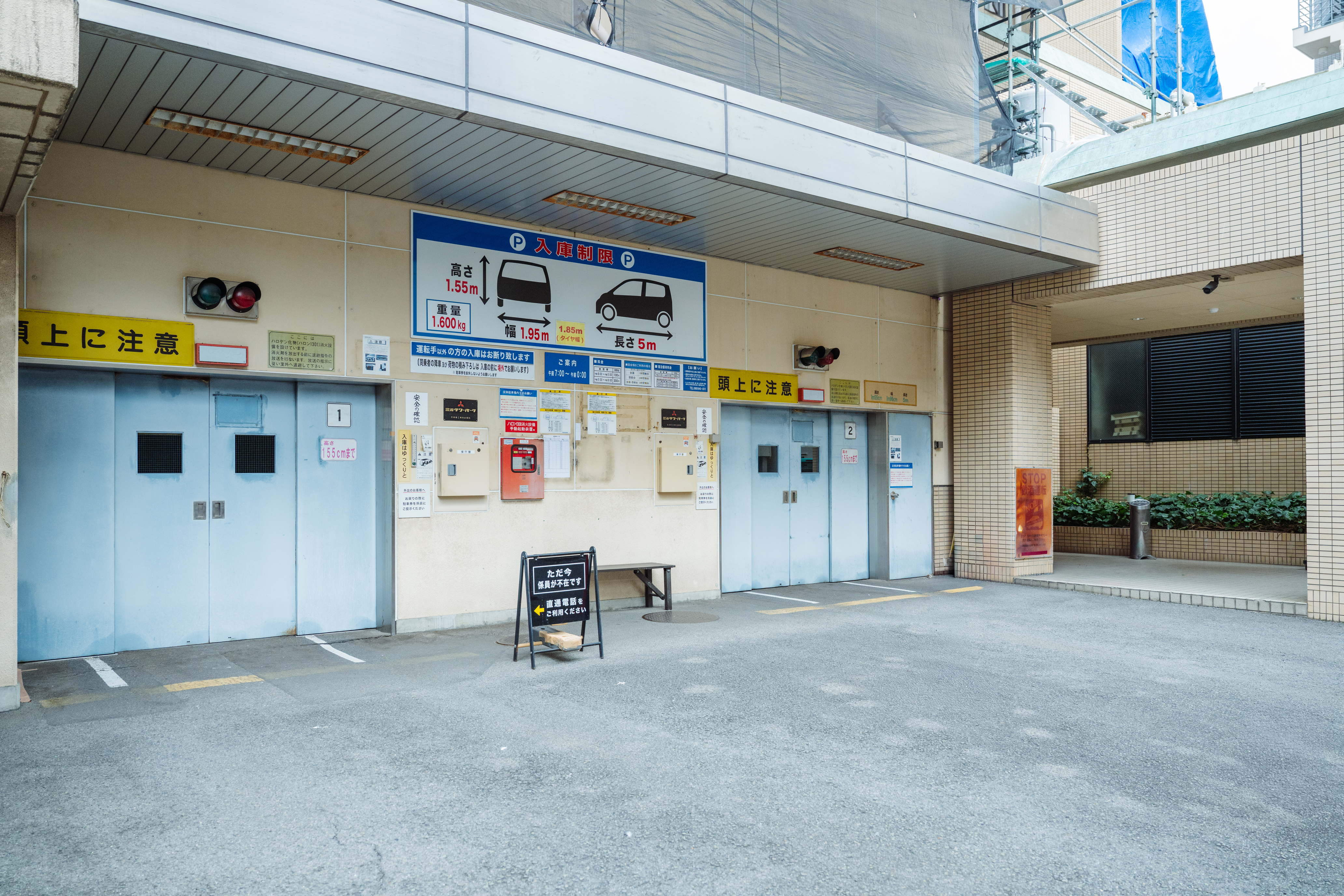 駐車場はホテル裏手に立体駐車場がございます