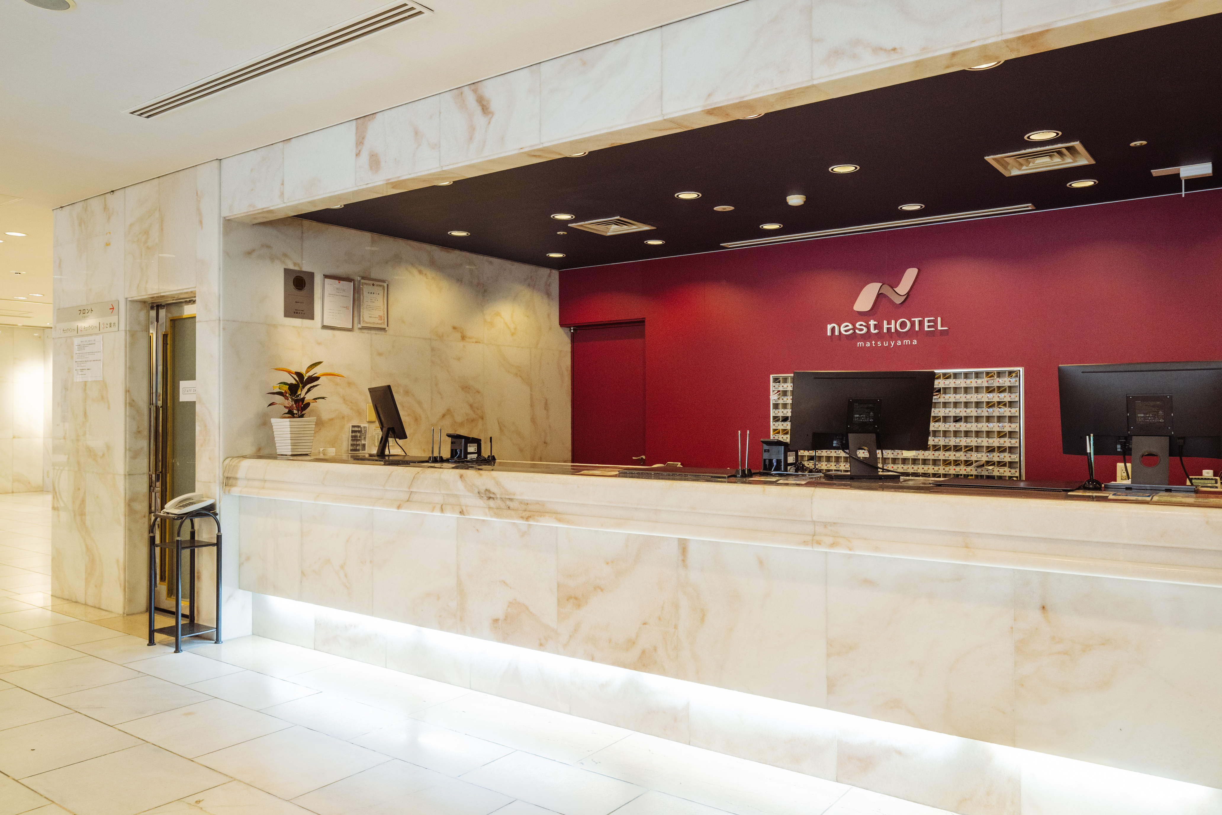 フロントは24時間対応で安心してご宿泊いただけます