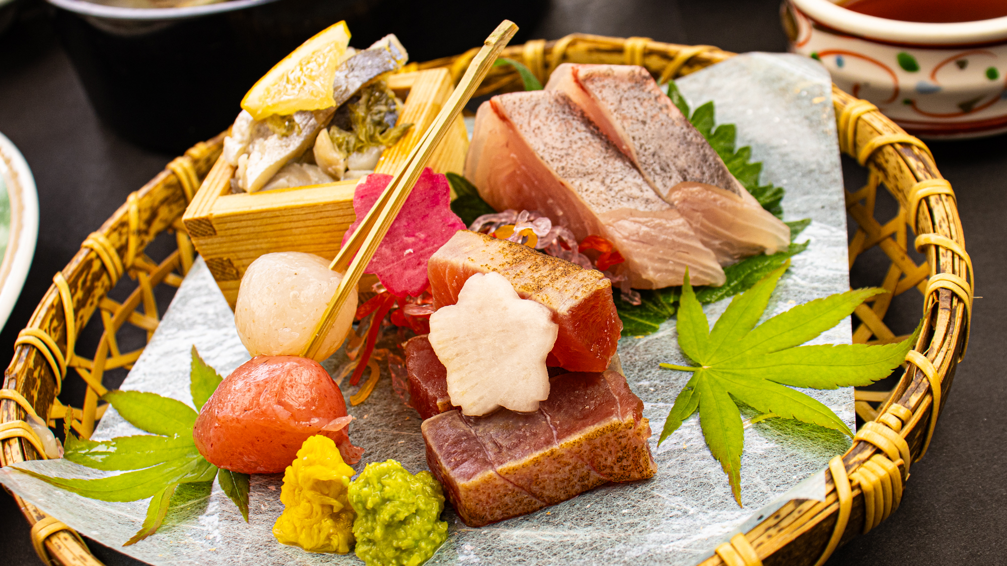 2026年5月6月《お献立Bの一例》造里：鯵昆布〆、間八、炙り鮪、群馬の特産「玉蒟蒻」♪