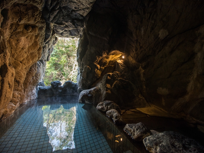 【洞窟風呂】一風変わった洞窟風呂。夜になるとライトアップされた景色をお楽しみいただけます
