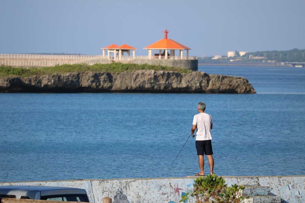 宿の目の前の桟橋で釣り。