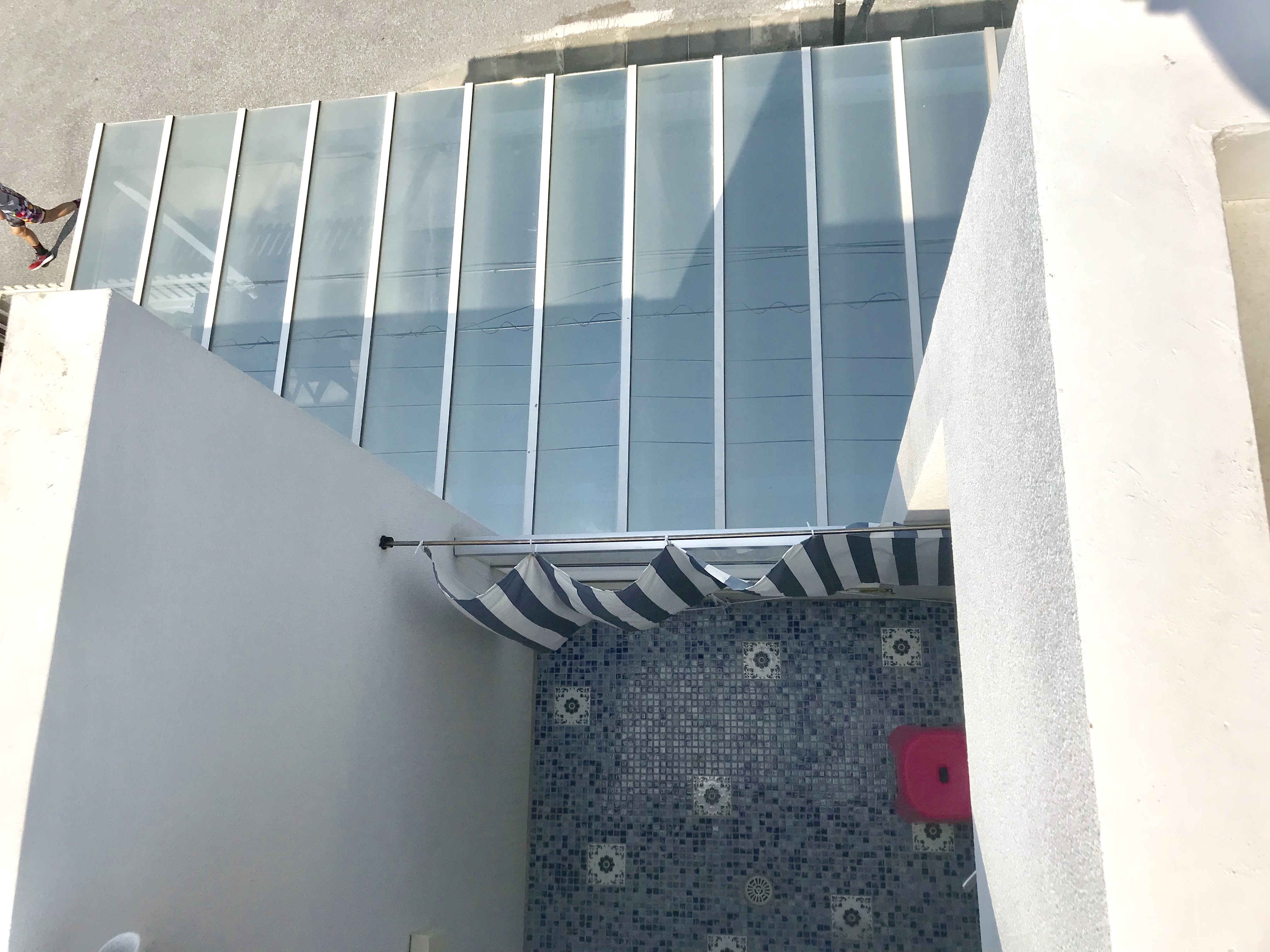 海を眺める露天シャワー室