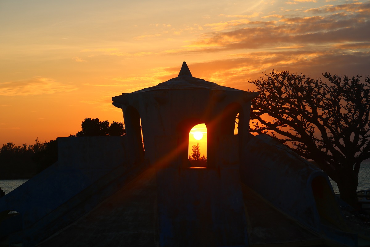 宿の隣の公園の滑り台に夕日がすっぽり！！