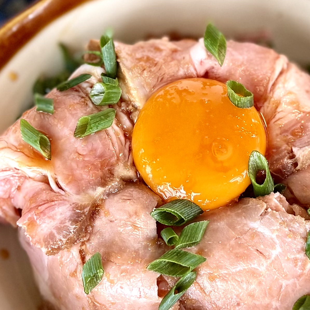 ランチ営業ではミニ丼のセットもあります
