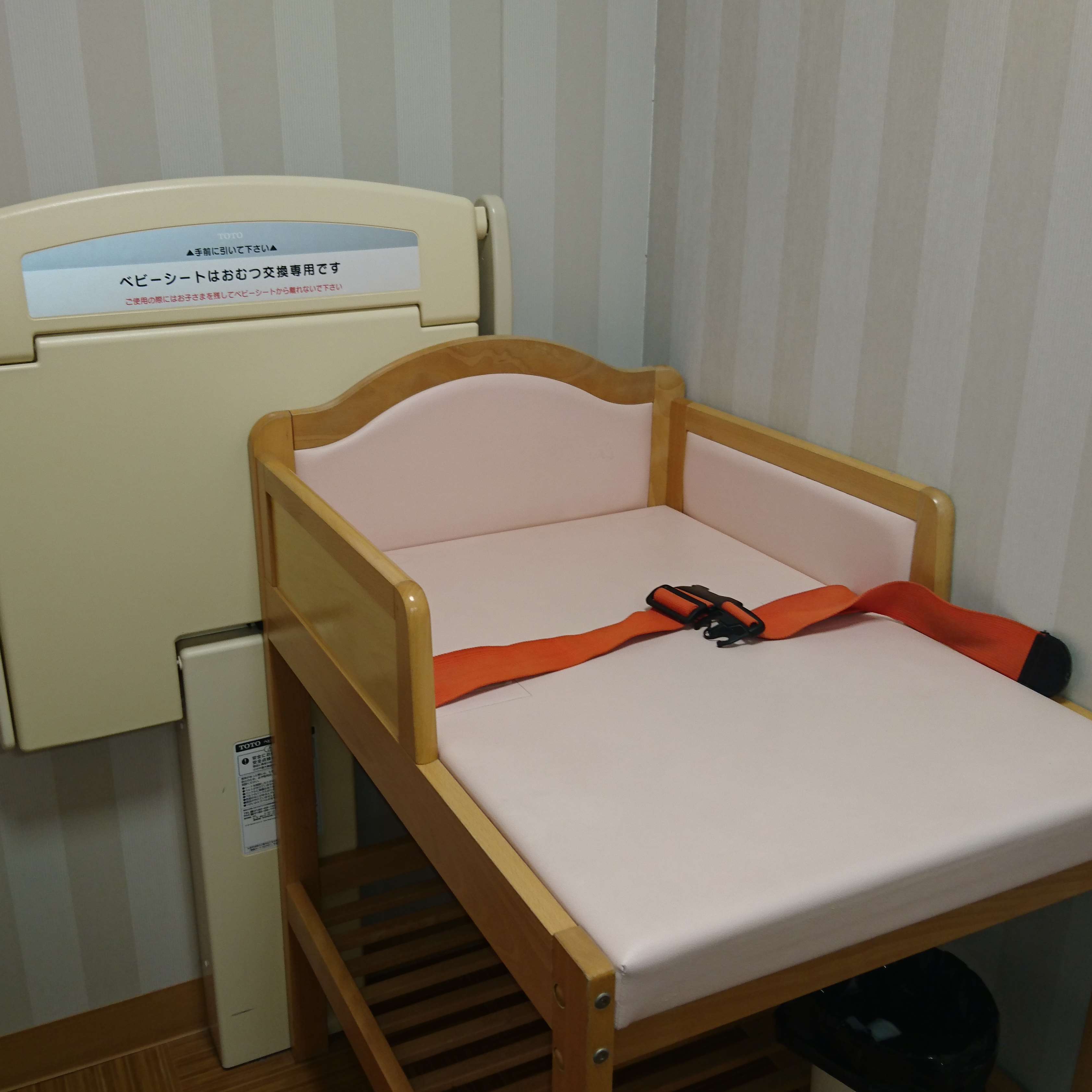女性脱衣所の赤ちゃんベッド