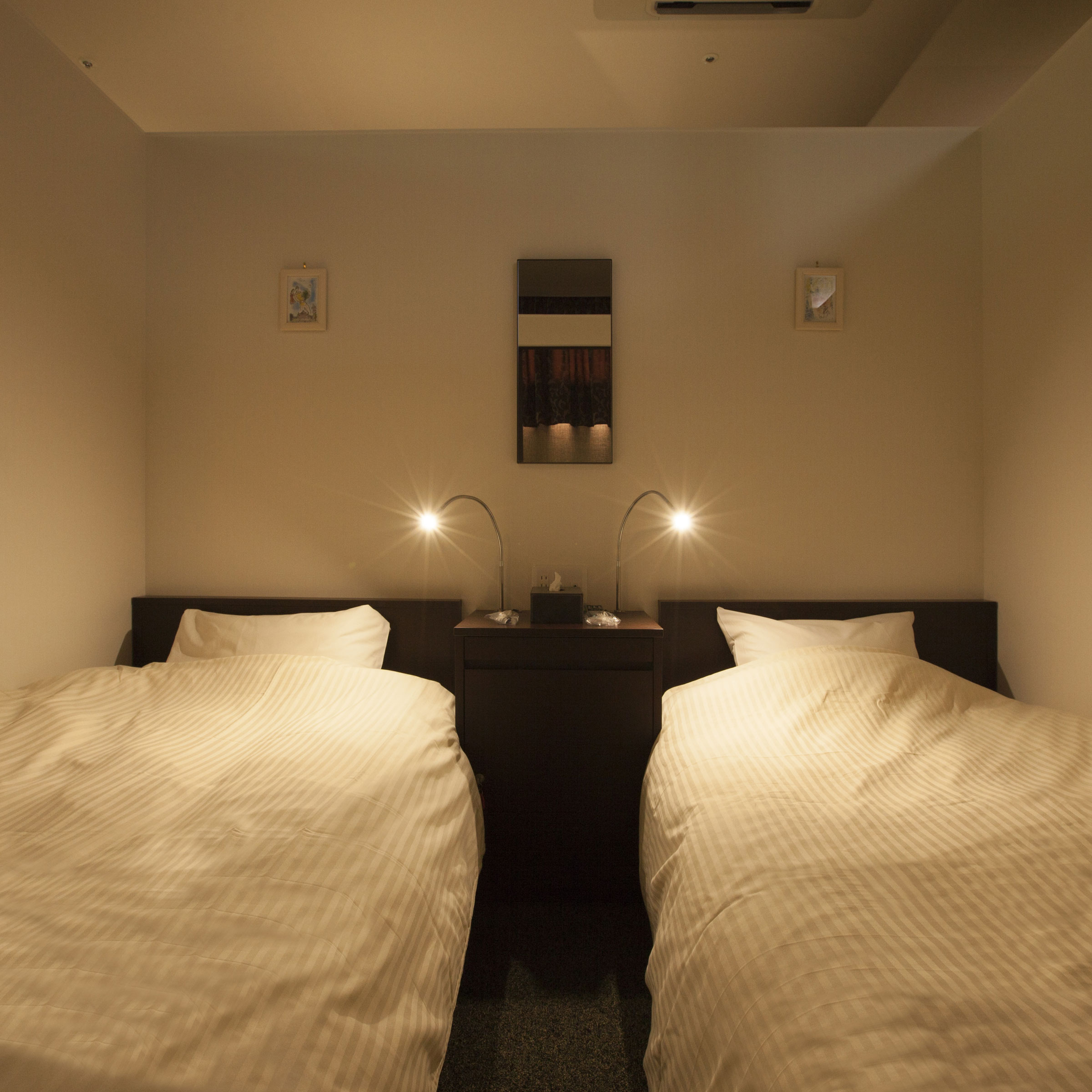 健康ランドの簡易宿泊所半個室カプセルホテル　ツインルーム（女性専用）