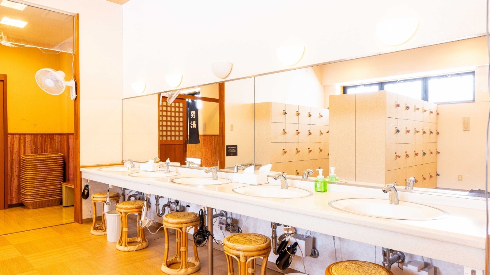 【男湯｜脱衣所】