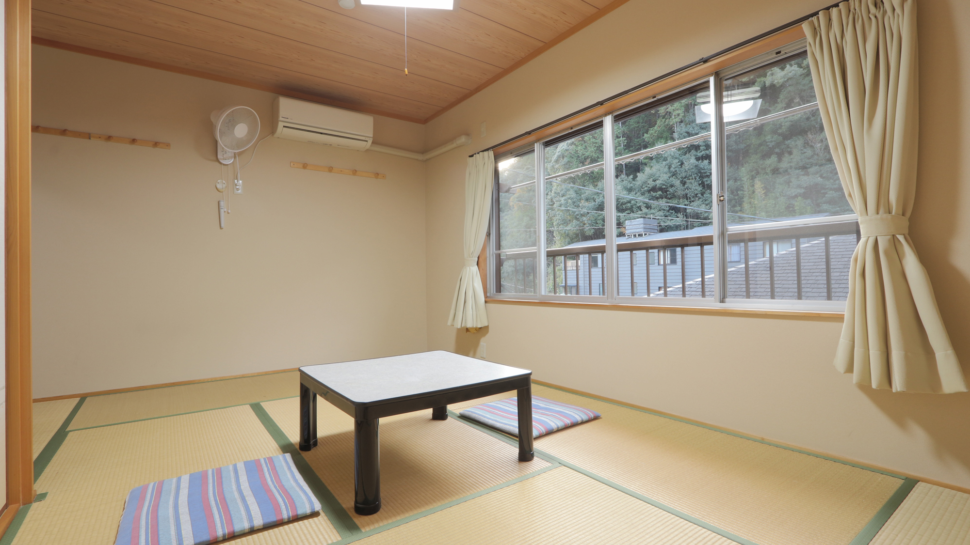 ゆったり寛げる和室 窓の外には郷愁を誘う風景が広がります（一例）