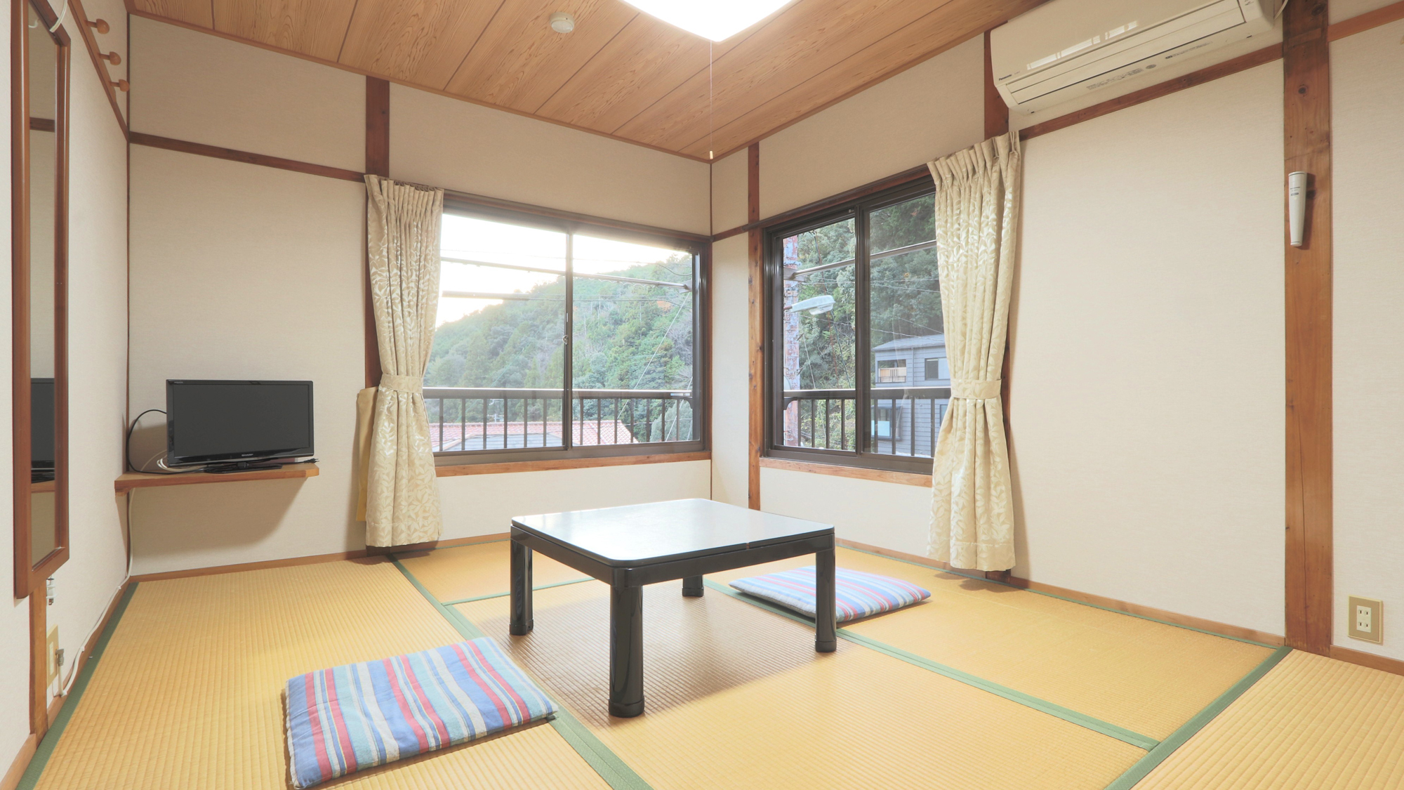 ゆったり寛げる和室 窓の外には郷愁を誘う風景が広がります（一例）