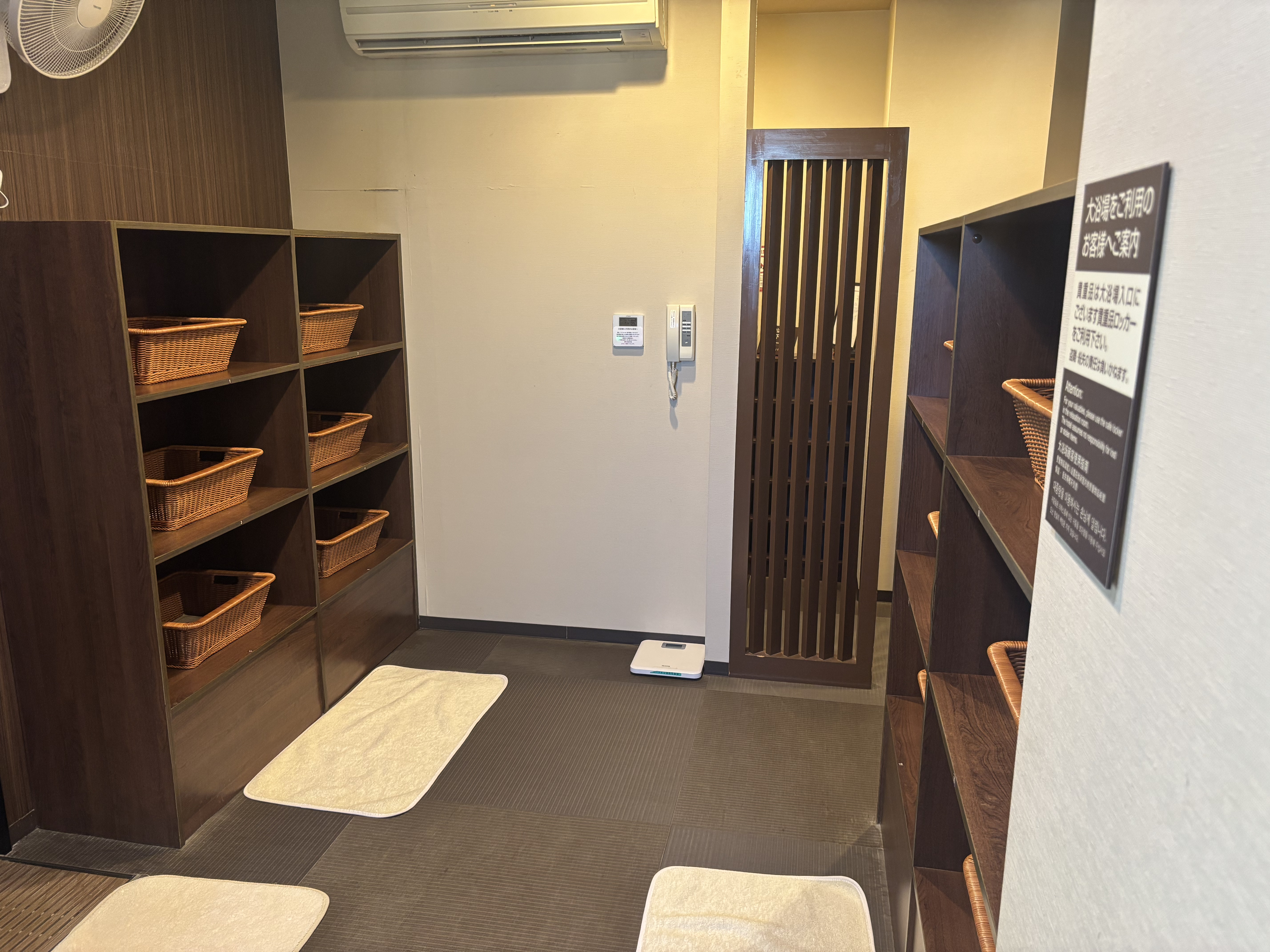 男性大浴所　脱衣所内