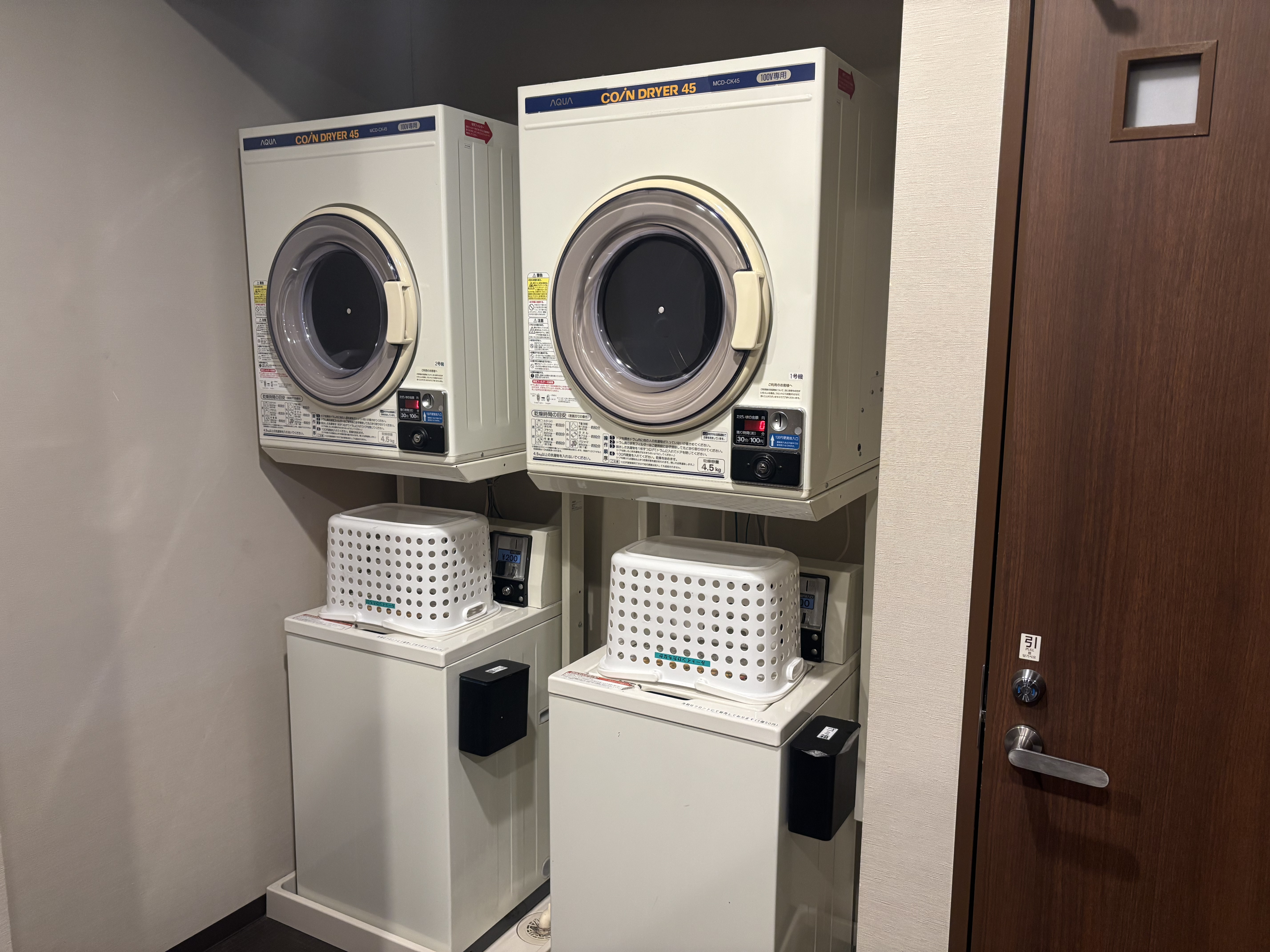 男性大浴場　脱衣所内ランドリー