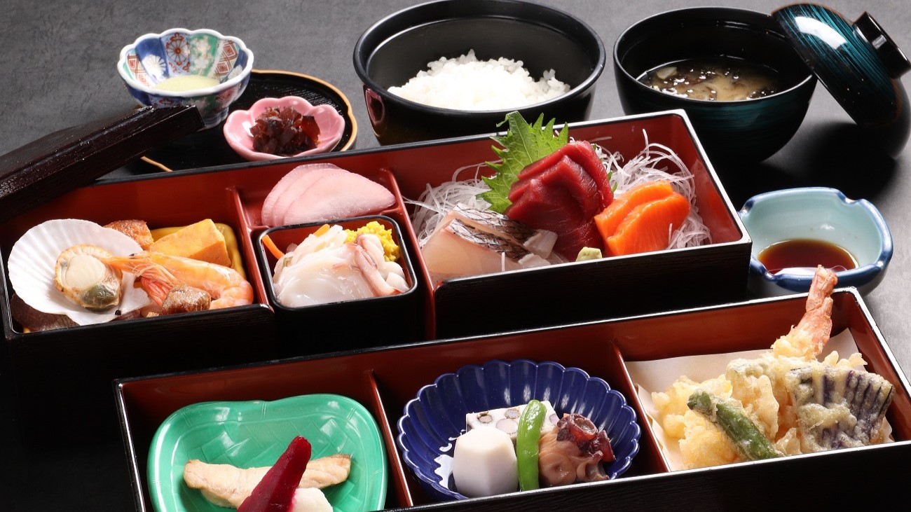 暑さを吹っ飛ばせ！≪期間限定≫超得プラン♪「松華堂弁当の軽めのご夕食」をご用意いたします