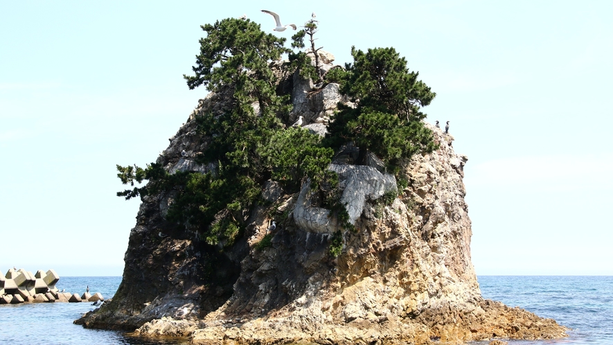 義経海浜公園の甲岩（かぶといわ）