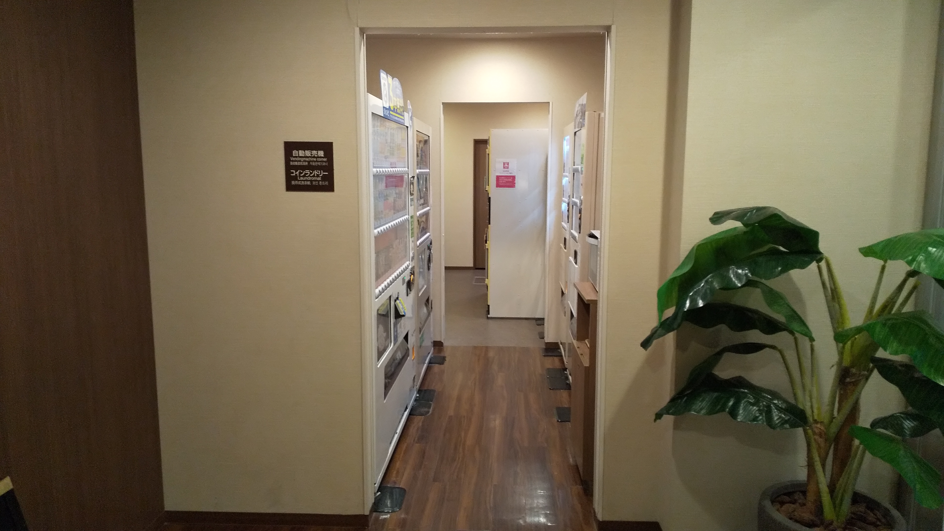 1F 自動販売機コーナー　入口