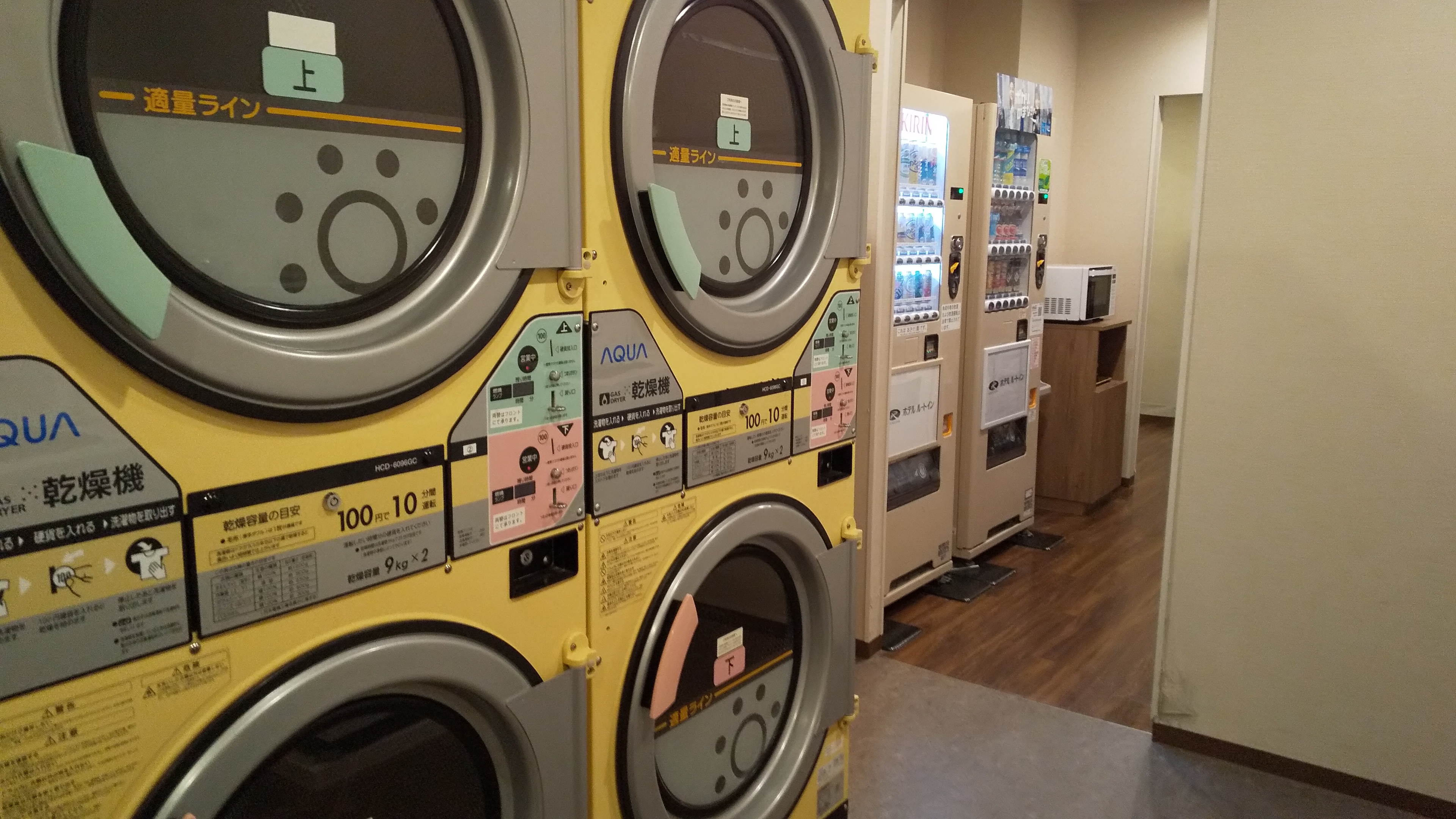 1F ランドリーコーナー　ガス乾燥機4台