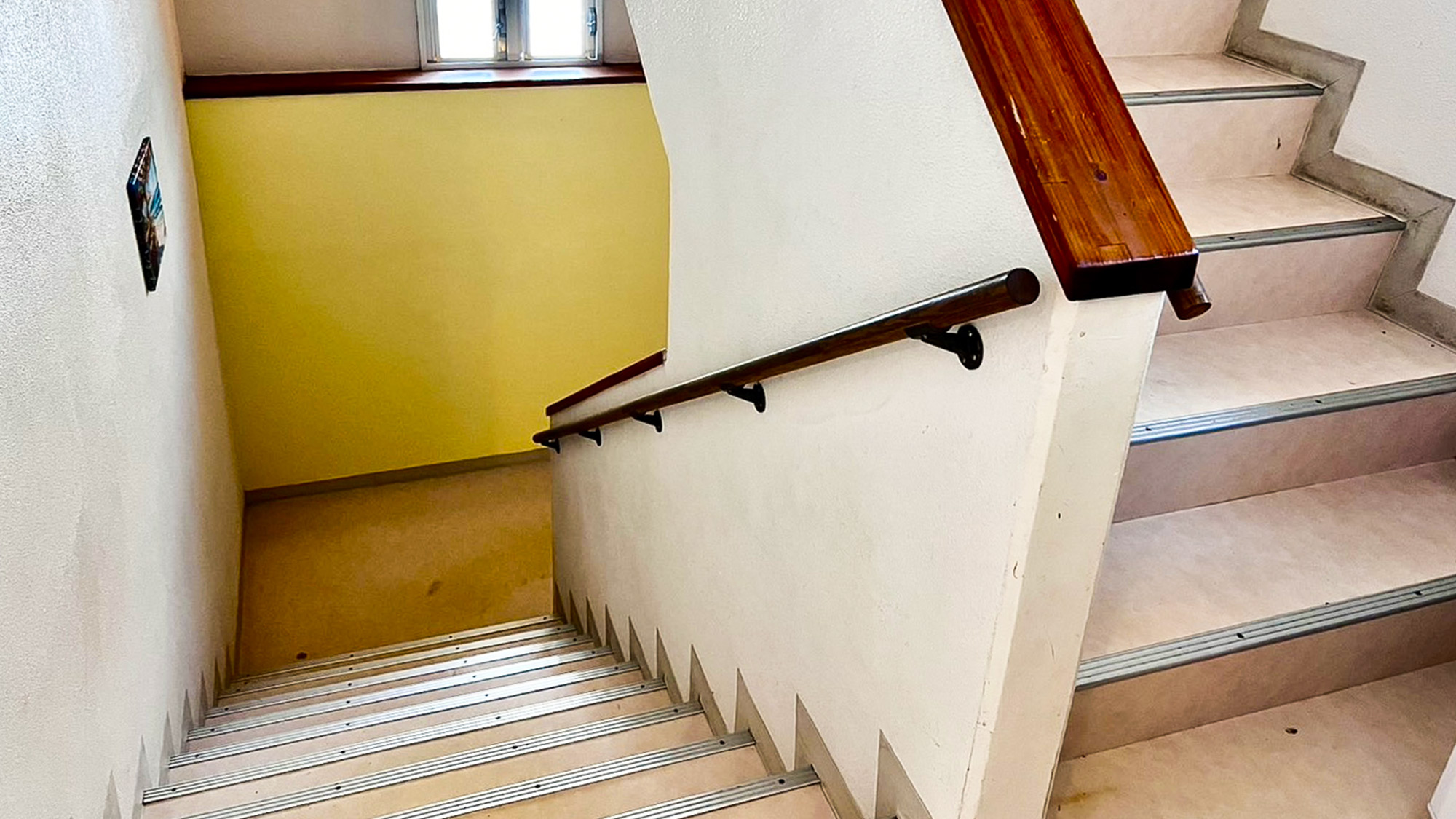 ・【階段】2階、3階への移動は階段となります