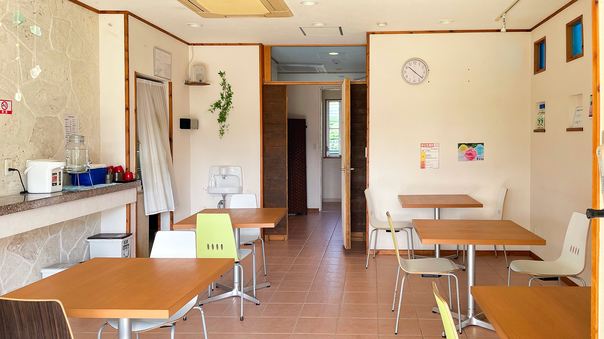 ・【食堂・共同スペース】カフェ＆バーで島時間。ゆんたくも