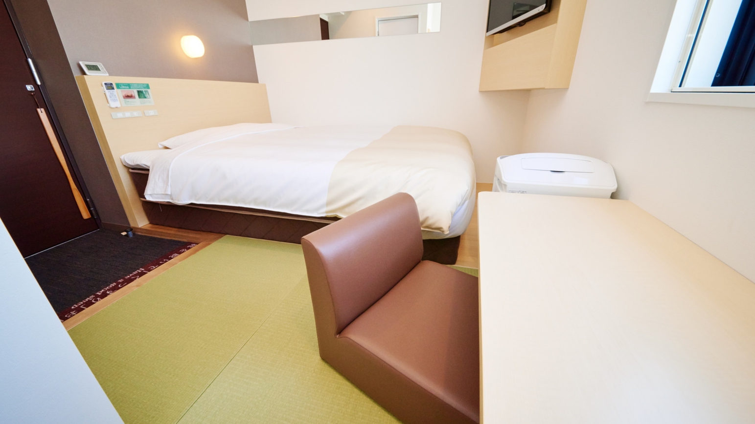 靴を脱いでお寛ぎ下さいませ