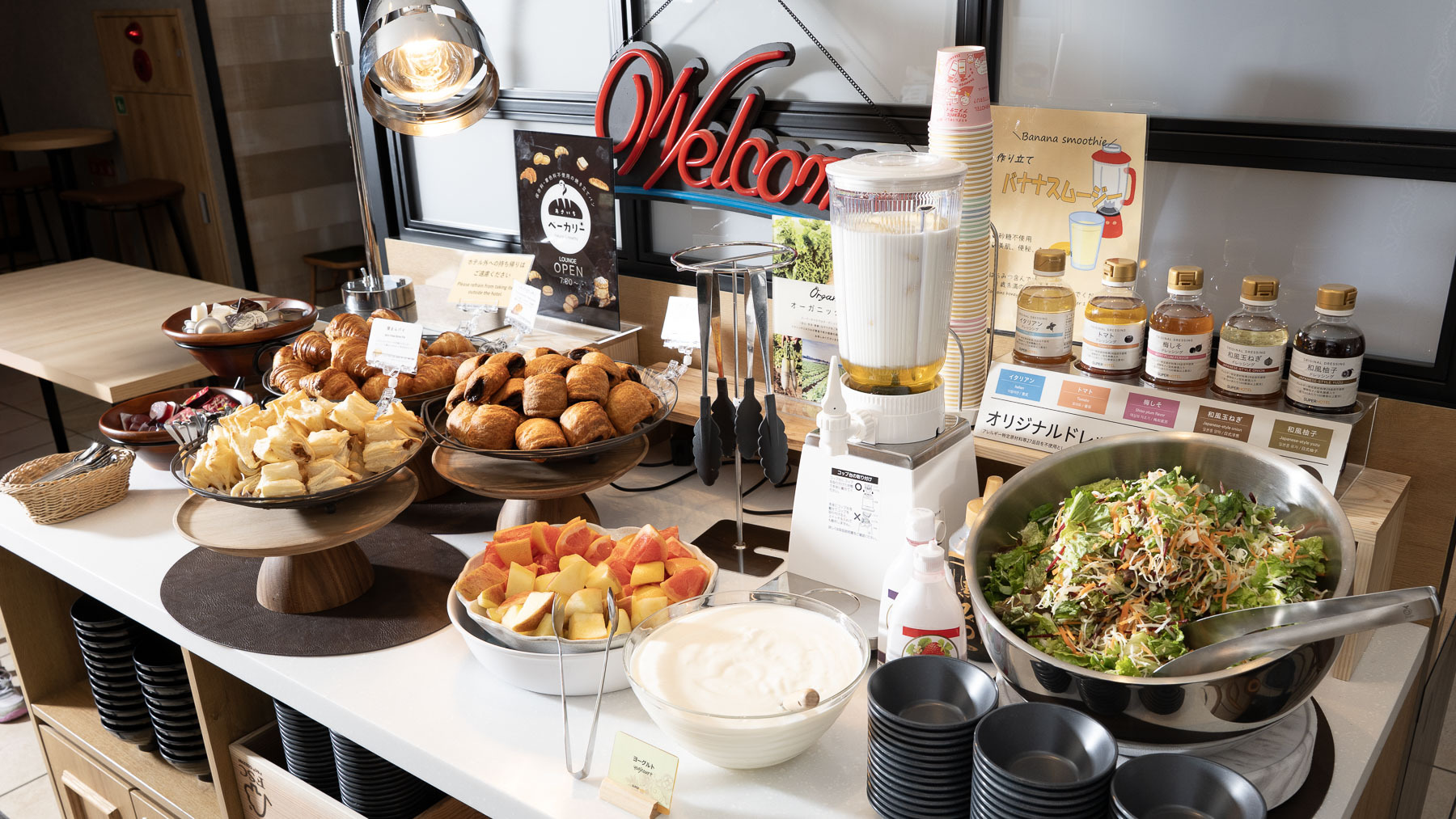 朝食時間（全日）7:00～9:30　焼き立てパンが香るビュッフェ形式です