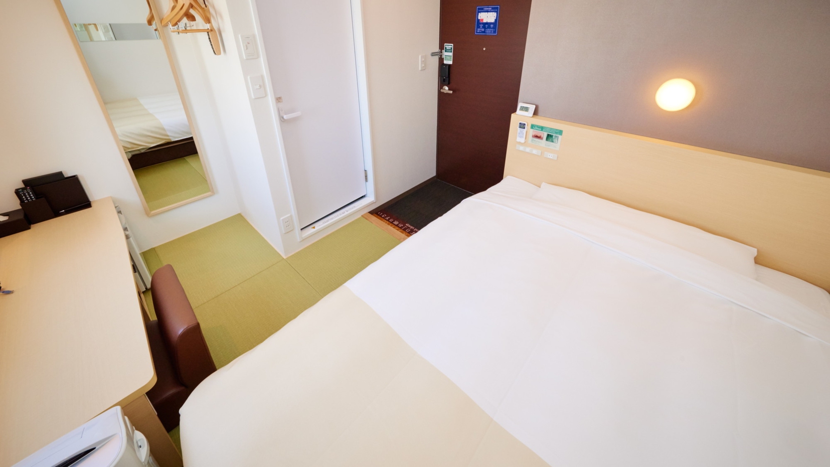 畳の部屋で靴を脱いでごゆっくりお寛ぎいただけます