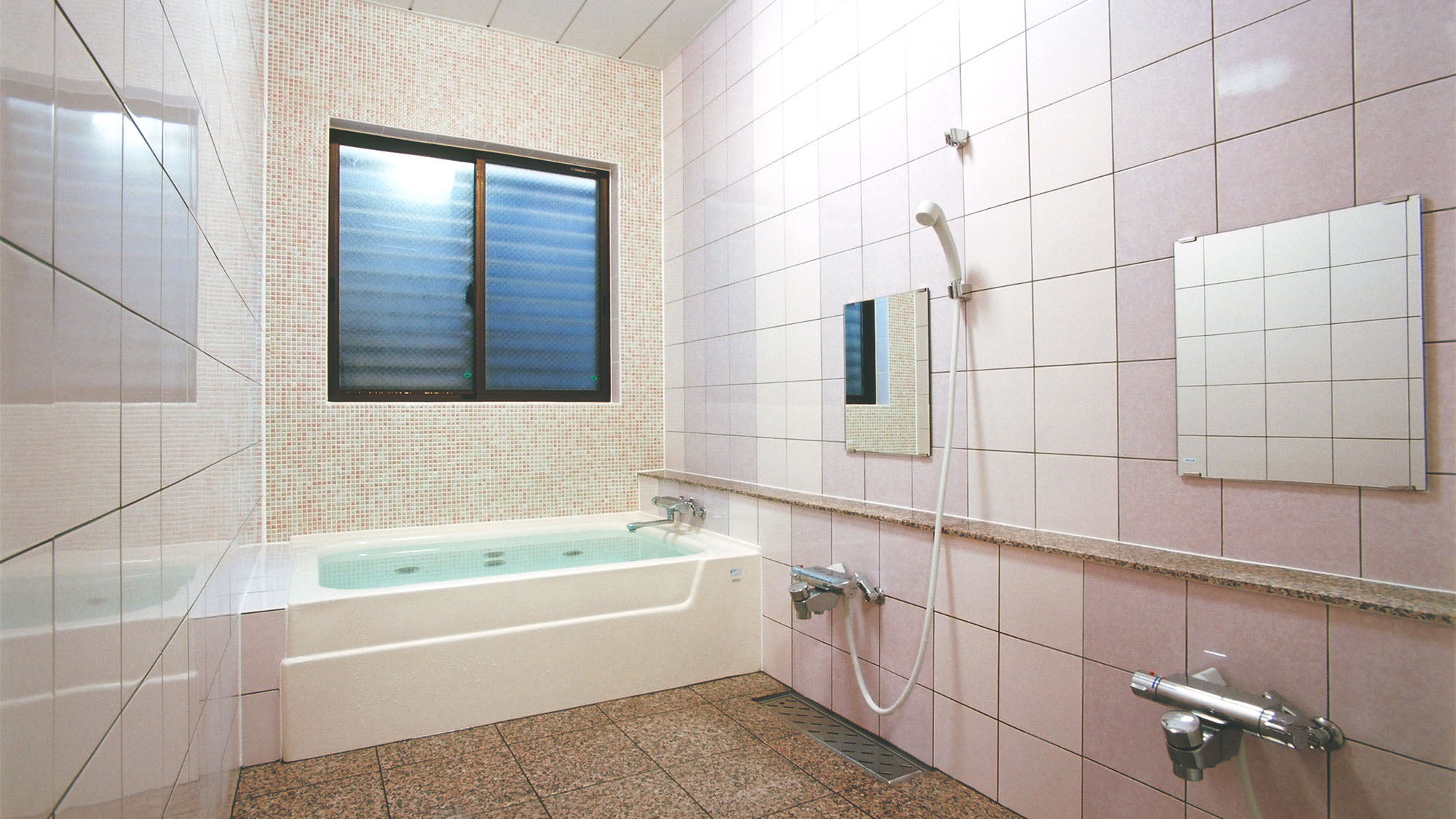 ・共同風呂／16時～24時、男女各一ヵ所。シャワーはいつでも利用可能です